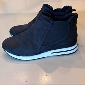 ME TOO black camo slip on shoes memory foam -never worn-